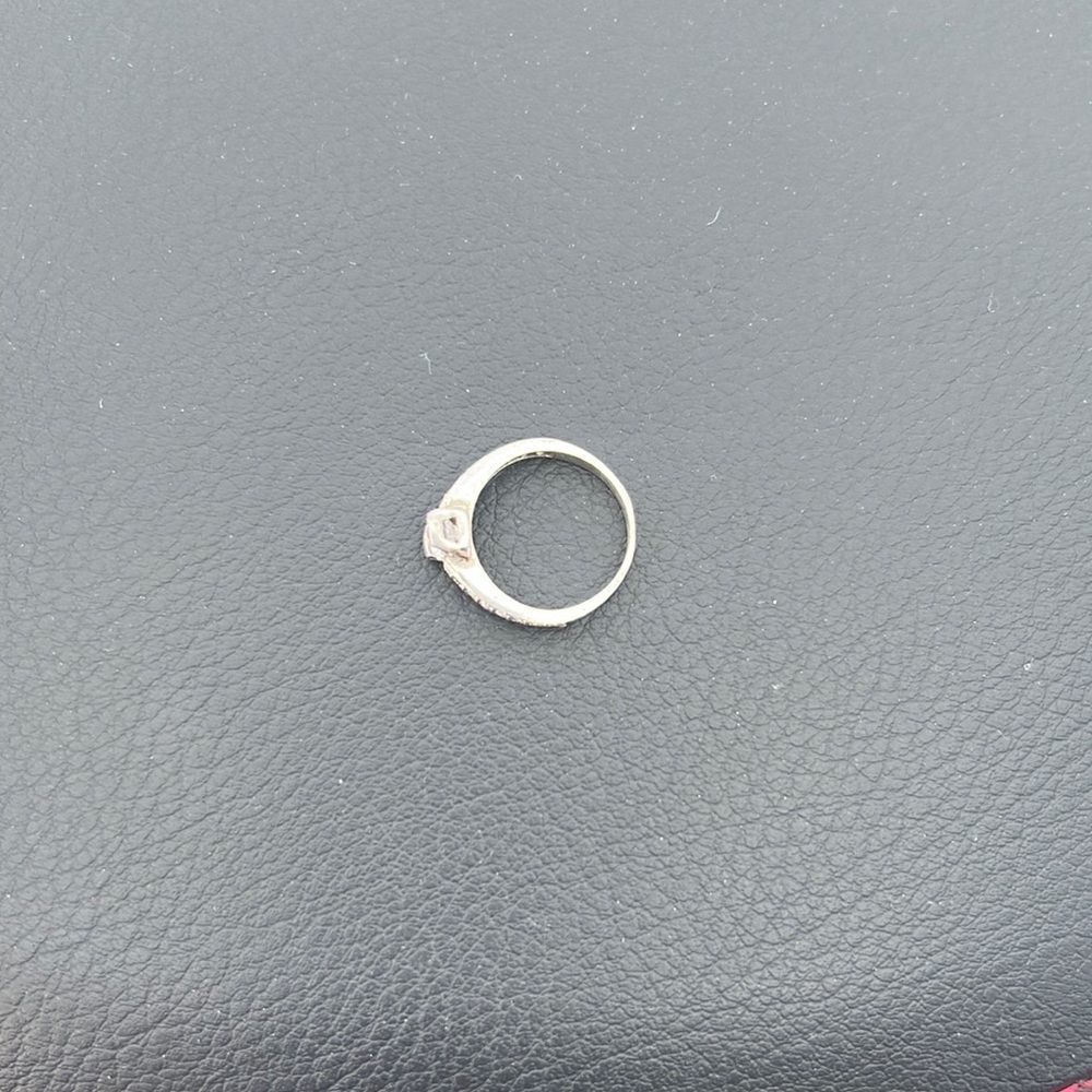 Beautiful Gem Ring - Picture 3 of 6